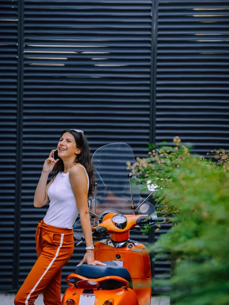 Sorrindo Mulher Casual Óculos Sol Conversando Telefone Celular Enquanto Estava — Fotografia de Stock