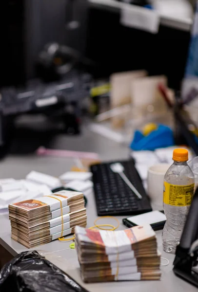 Pacotes Notas Banco Ligados Faixas Monetárias Tabela Contagem Lado Computador — Fotografia de Stock