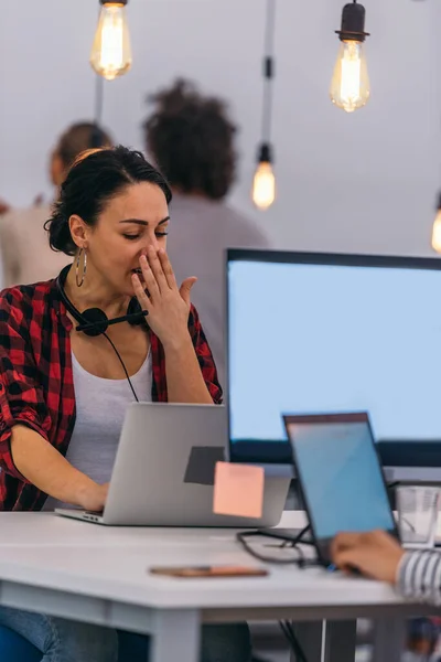 Retrato Uma Mulher Negócios Atraente Bocejando Enquanto Trabalhava Seu Laptop — Fotografia de Stock