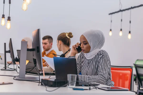 African Female Employee White Hijab Answering Client Questions Modern Office — Stock Photo, Image