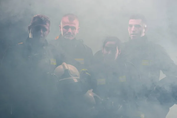 Equipo Bomberos Pie Medio Del Humo Del Extintor Dentro Del —  Fotos de Stock