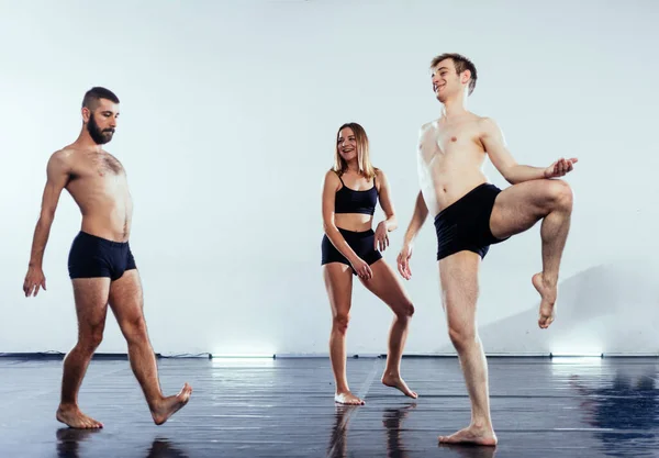 Gruppo Ballerini Contemporanei Che Praticano Una Routine Danza — Foto Stock