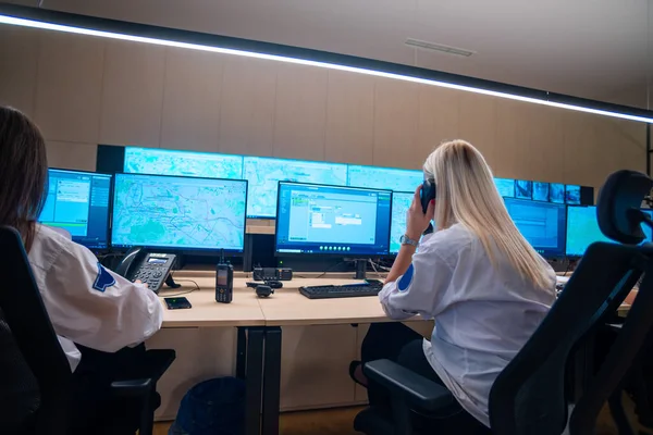 Női Biztonsági Őrök Dolgoznak Számítógépek Miközben Vezérlőteremben — Stock Fotó