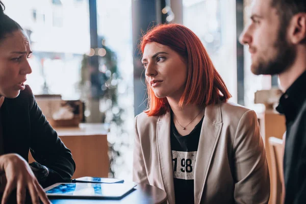 Colegas Trabajo Discutiendo Nuevas Estrategias Marketing Durante Descanso Para Café —  Fotos de Stock