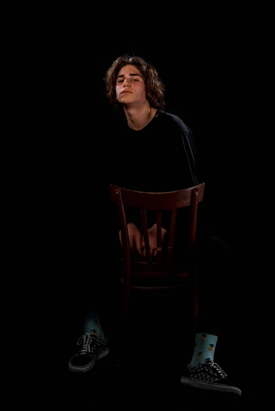Porträt Eines Attraktiven Stylischen Mannes Der Auf Einem Stuhl Vor — Stockfoto