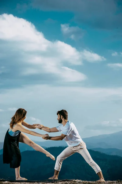 Vacaciones Verano Concepto Adolescente Baile Pareja Adolescentes Bailando Afuera — Foto de Stock