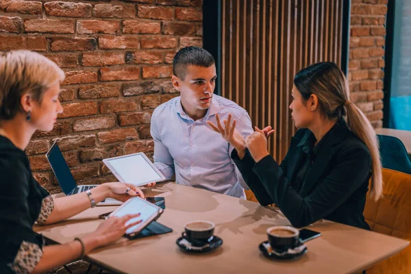 Unternehmensberaterin Zeigt Ihren Kollegen Café Geschäftsstrategie Auf Dem Tablet — Stockfoto
