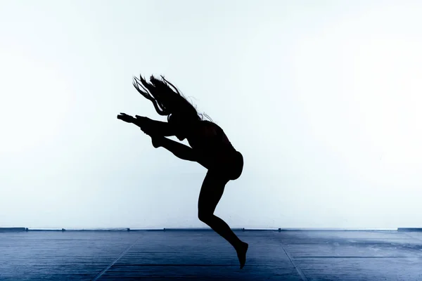 Κομψές Χορευτικές Κινήσεις Μπαλέτου Από Αθλητικό Καυκάσιο Κορίτσι — Φωτογραφία Αρχείου