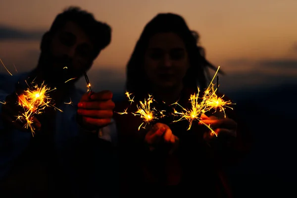 Jeune Couple Partageant Humeur Heureuse Amoureuse Sur Montagne Avec Pyrotechnie — Photo