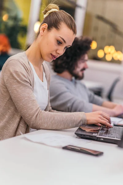 Dos Colegas Trabajando Proyecto Las Modernas Startups Tipo Con Corte —  Fotos de Stock