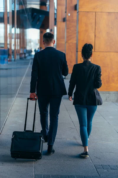 Pareja Negocios Colegas Caminando Largo Futurista Estación Moderna Aeropuerto Mientras —  Fotos de Stock