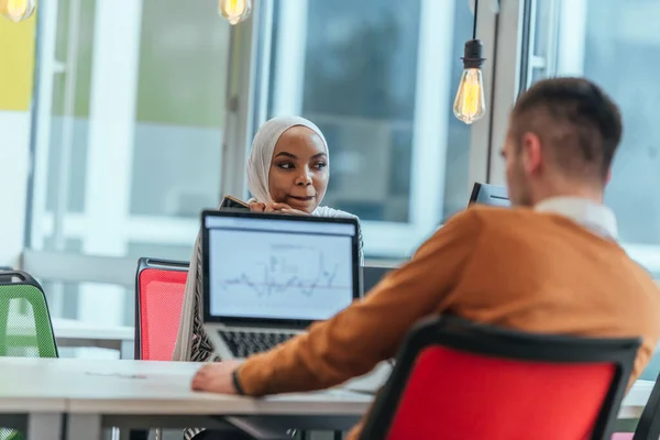 Der Moderne Geschäftsmann Arbeitet Büro Einem Multiethnischen Umfeld — Stockfoto