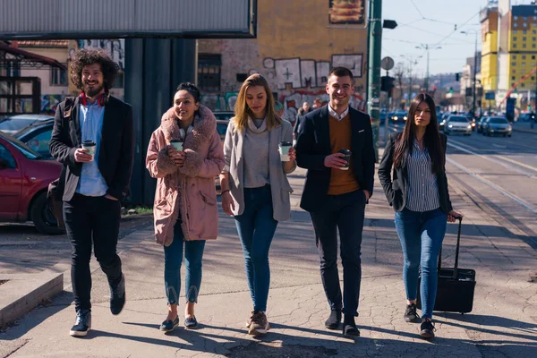 Gruppo Amici Colleghi Che Frequentano Area Urbana — Foto Stock