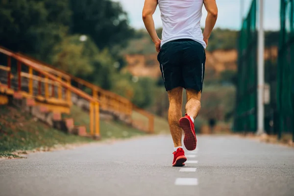 Ambitny Mężczyzna Runner Pracy Torze Park Latem — Zdjęcie stockowe