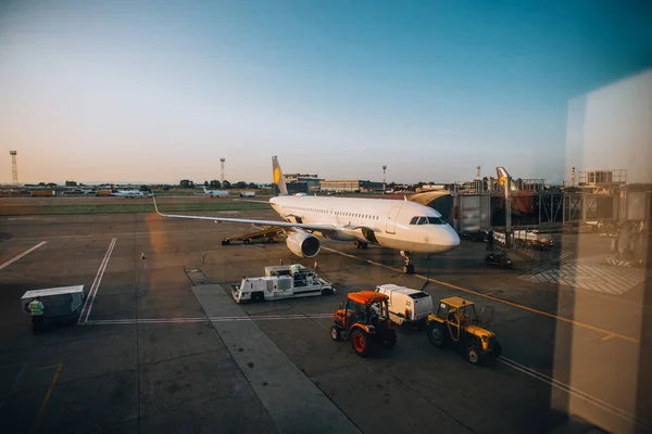 Repülőtéren Utasok Felszállásra Kész Sugárhíddal Rendelkező Nagy Repülőgép — Stock Fotó