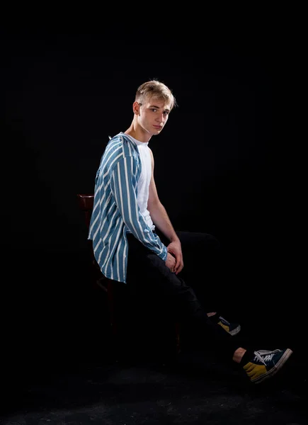 Porträtt Ung Attraktiv Man Klädd Snygga Kläder Isolerad Svart Vägg — Stockfoto
