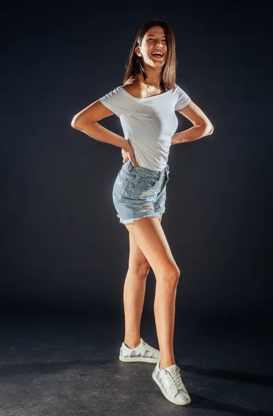 Ritratto Giovane Donna Vestita Con Jeans Corti Strappati Shirt Bianca — Foto Stock