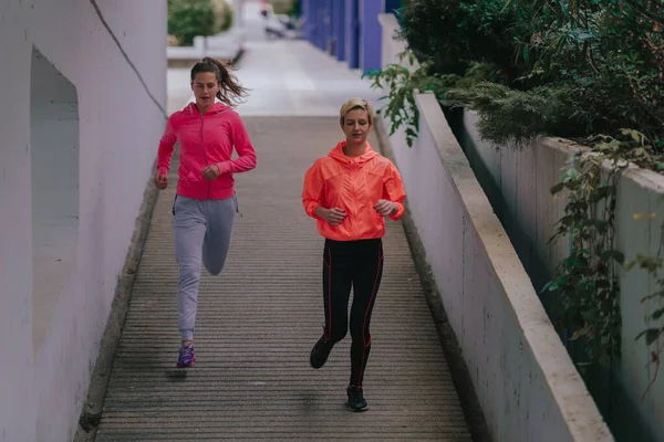 Junge Gesunde Sportlerinnen Beim Laufen Der Stadt — Stockfoto