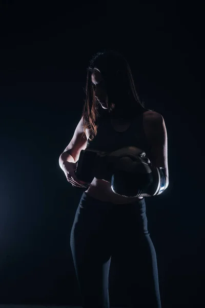 Retrato Silueta Con Contraste Oscuro Una Joven Fitness Poniéndose Sus — Foto de Stock