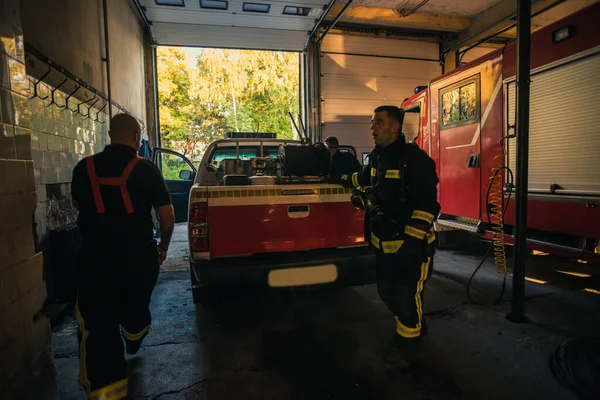 Camion Dei Pompieri Parcheggiato Nel Garage Dei Vigili Del Fuoco — Foto Stock