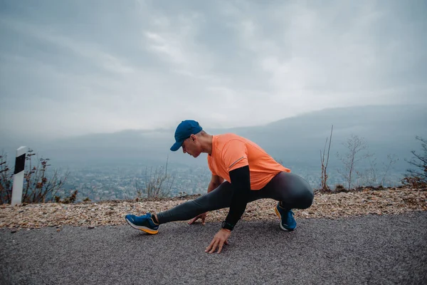 Volwassen Gespierde Man Gekleed Sportkleding Voorbereiding Voor Jogging Oefening — Stockfoto