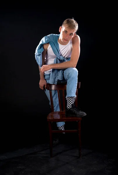 現代風の服を着た流行の若い男のスタジオボディショット — ストック写真