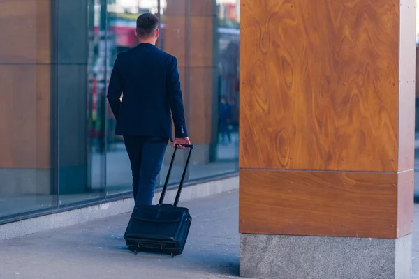 Close Foto Een Formele Zakenman Slepen Zijn Koffer Manbag Trek — Stockfoto