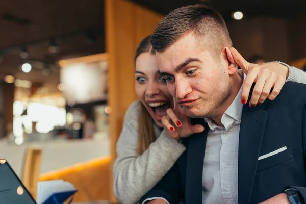 Paar Hat Spaß Einem Café Café Während Verrückte Gesichter Macht — Stockfoto