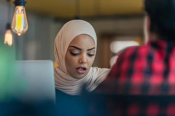 Африканська Дівчинка Муслім Хіджабі Працює Ноутбуці Сучасній Стартап Компанії — стокове фото