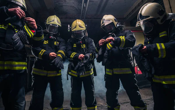 Équipe Pompiers Dans Service Incendie Portant Des Masques Gaz Uniforme — Photo