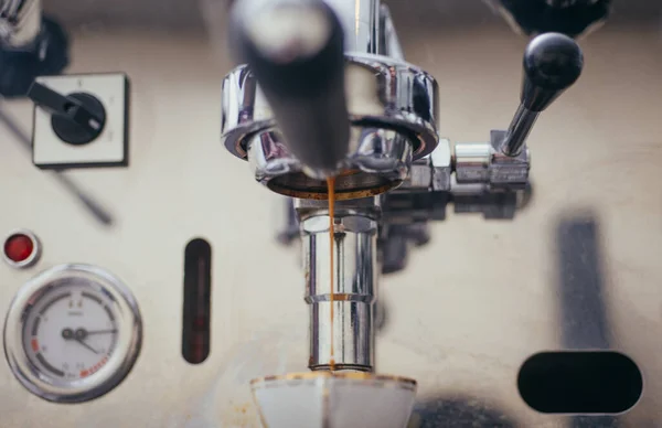 Koffiezetapparaat Brouwen Van Een Koffie Vintage Verlichting Filter Stijl — Stockfoto