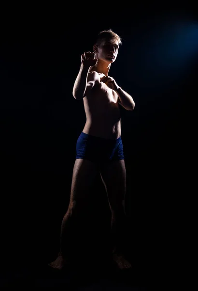 Biały Pół Nagi Mężczyzna Tancerz Ćwiczenia Współczesny Taniec Odizolowany Czarny — Zdjęcie stockowe