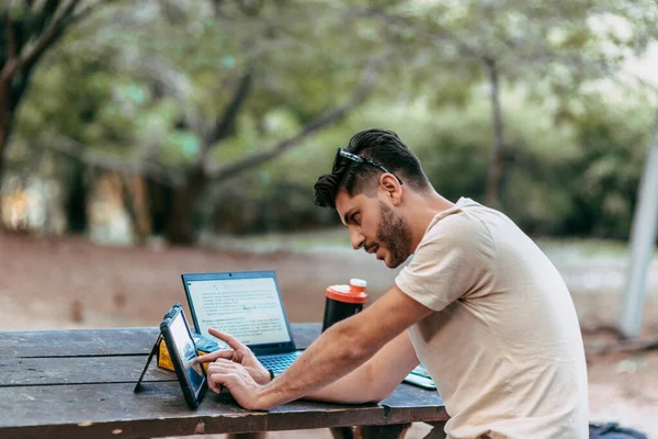 Junger Gutaussehender Geschäftsmann Arbeitet Digitalen Tablet Bürotisch Grünen Waldpark — Stockfoto