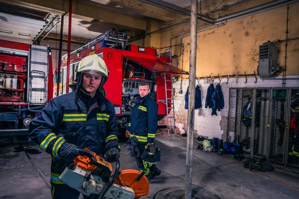 Bombeiro Com Uniforme Capacete Segurando Uma Motosserra Com Caminhão Bombeiros — Fotografia de Stock