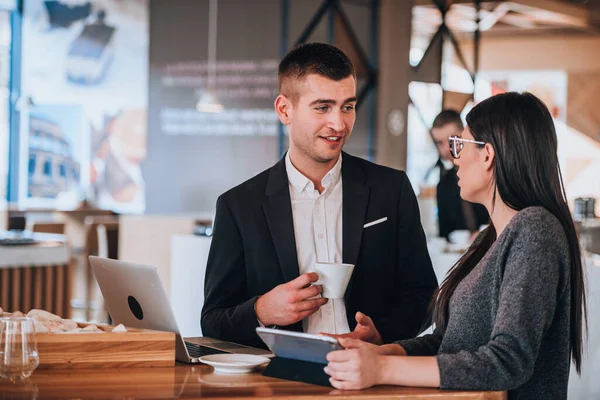 Giovane Uomo Donna Sorridente Con Una Piacevole Conversazione Bar — Foto Stock