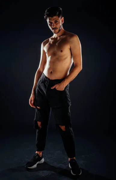 Porträtt Stilig Snygg Man Poserar Topless Mot Svart Bakgrund — Stockfoto