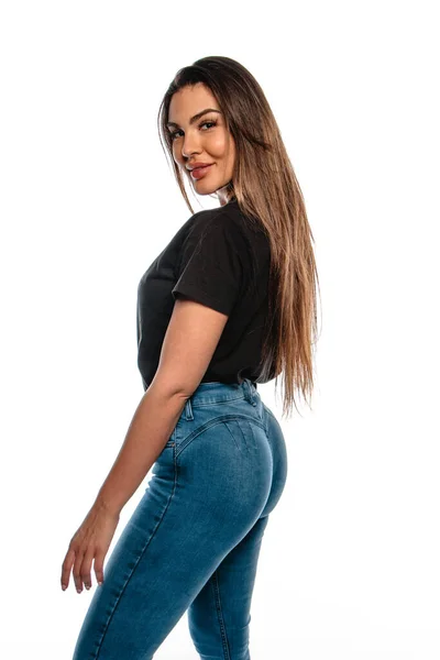 Retrato Uma Mulher Sedutora Camiseta Preta Sorrindo Sobre Ombro — Fotografia de Stock