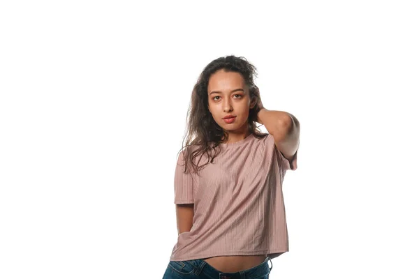 流行のピンクのTシャツを着たチャーミングな若い女性の肖像画 — ストック写真