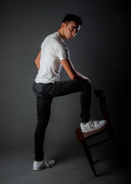 Studio Mode Portret Van Een Knappe Man Zwarte Jeans Witte — Stockfoto