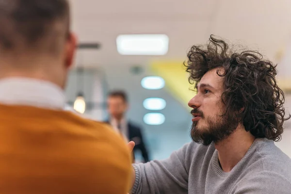 Empresário Com Corte Cabelo Afro Casual Dress Code Trabalhando Escritórios — Fotografia de Stock