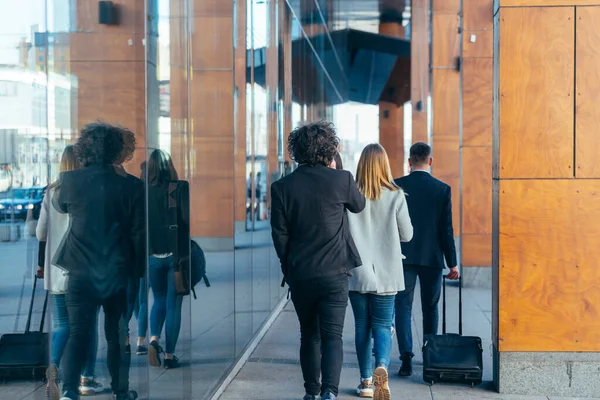 Pareja Negocios Caminando Través Una Estación Moderna Futurista — Foto de Stock