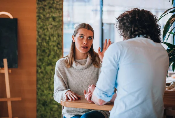 Ung Man Och Kvinna Ler Och Har Trevlig Konversation Kaffebaren — Stockfoto