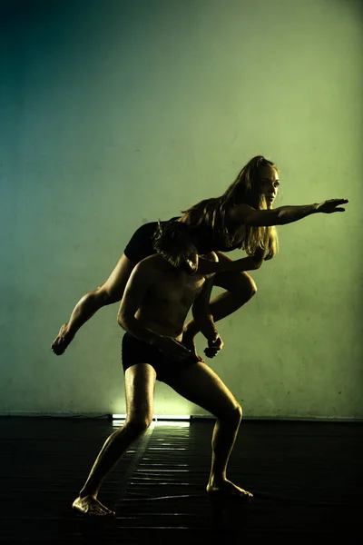 Pareja Bailarines Contemporáneos Practicando Una Rutina Baile Ballet — Foto de Stock
