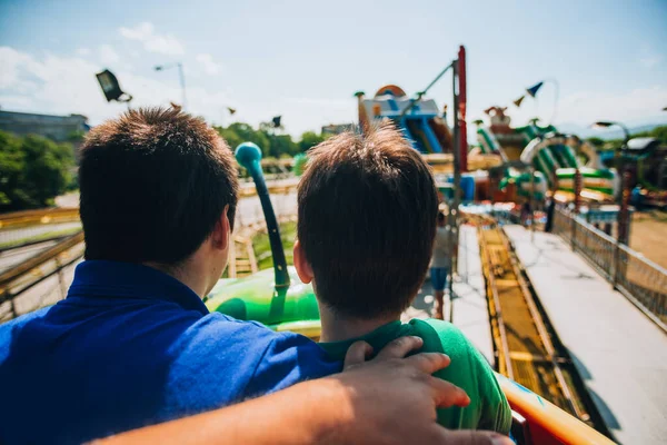 Nastolatek Jego Młodszy Brat Jadą Kolorowym Roller Coasterze — Zdjęcie stockowe