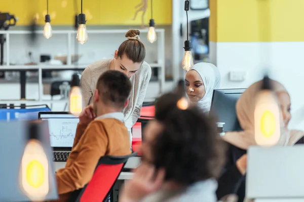 Gruppe Von Mitarbeitern Teamkollegen Die Ihrem Neuen Afroamerikanischen Schwarzen Muslimischen — Stockfoto