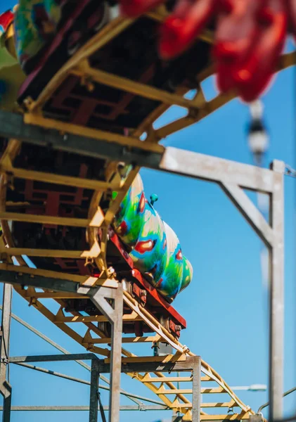 Jeunes Gens Joyeux Appréciant Dans Funfair Équitation Dans Train Montagnes — Photo