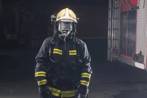 Портрет Хороброго Пожежника Який Стоїть Впевнено Повному Захисному Обладнанні Турбінах — стокове фото