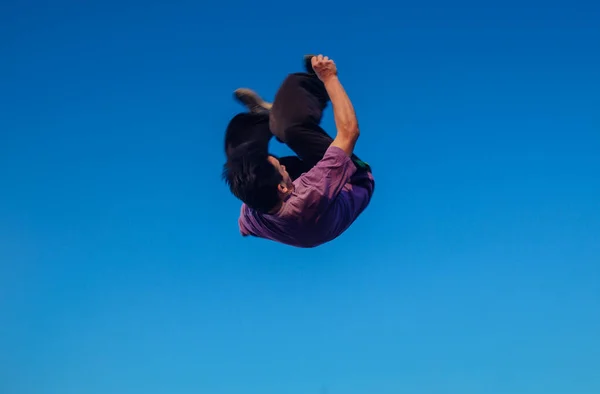 Personne Athlétique Lors Flip Salto Latéral Déplacer Dans Air Aire — Photo