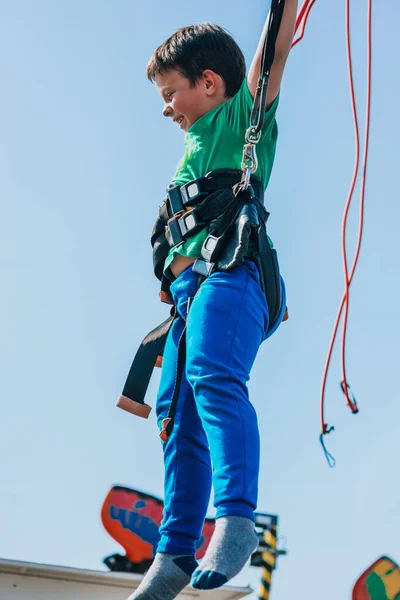 Веселый Счастливый Ребенок Прыгающий Батуте Подвешенном Веревками Банджи — стоковое фото