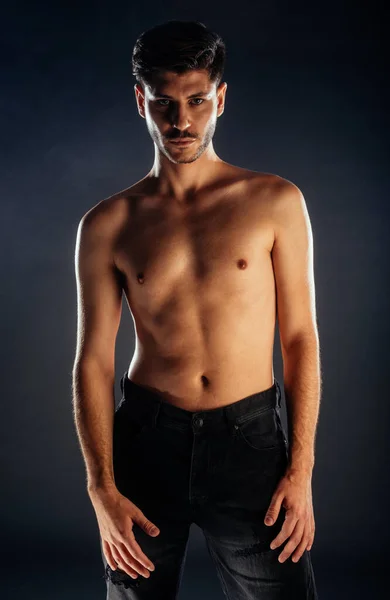 Привлекательный Молодой Мужчина Модель Позирует Топлесс Разорванных Черных Джинсах — стоковое фото